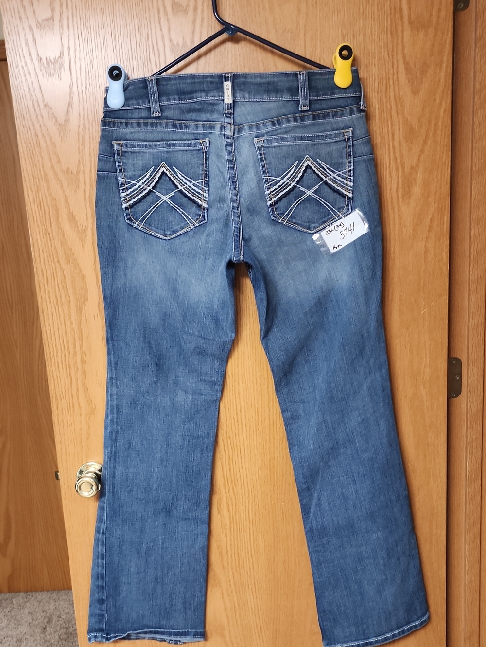 Ariat western Women’s Mid-Blue Embroidered Pocket Jeans 33L number 3741